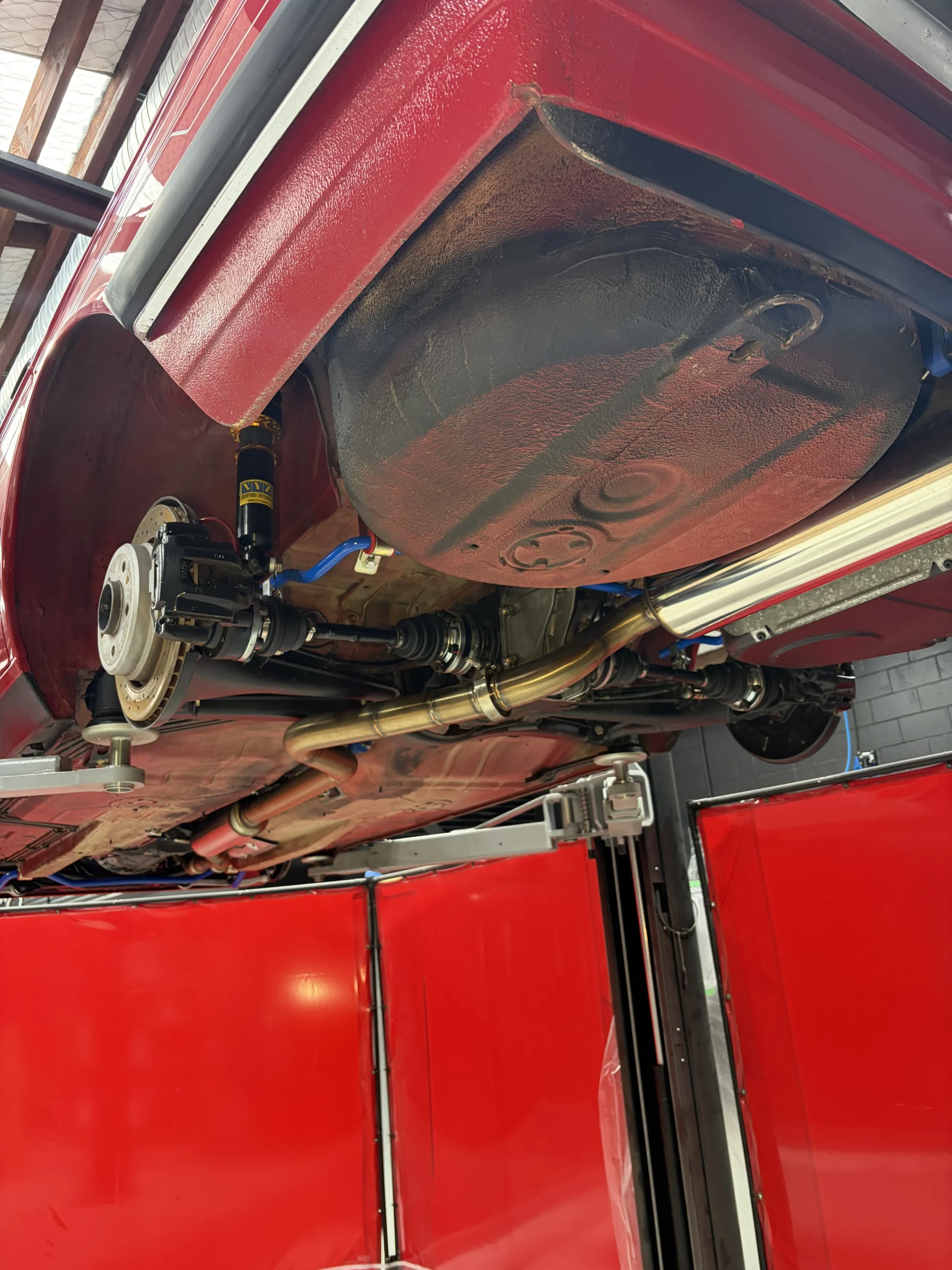 BMW E28 fuel tank, driveshaft and exhaust after dry ice blasting, clean and dry with factory finishes intact