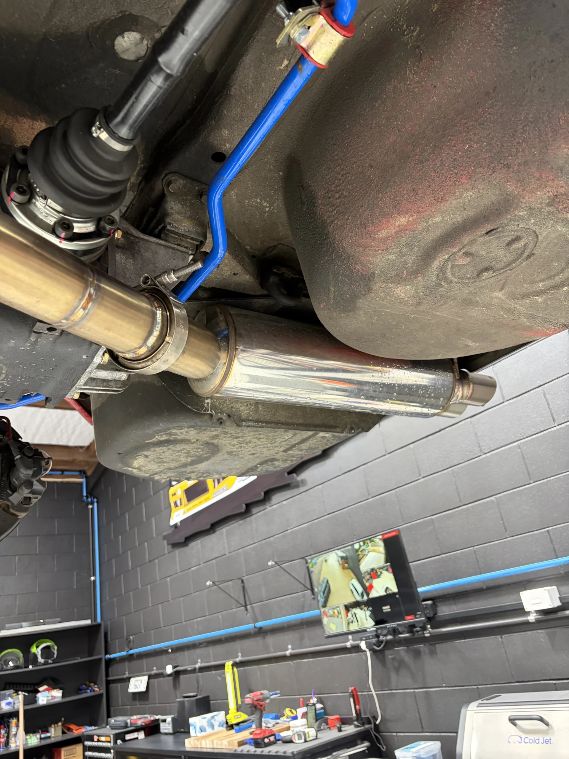 BMW E28 fuel tank, driveshaft and exhaust before dry ice cleaning, under road film and grime