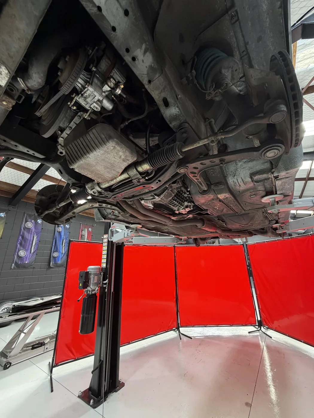 BMW E30 M-Tech 1 full underbody before dry ice cleaning, covered in road film and grime