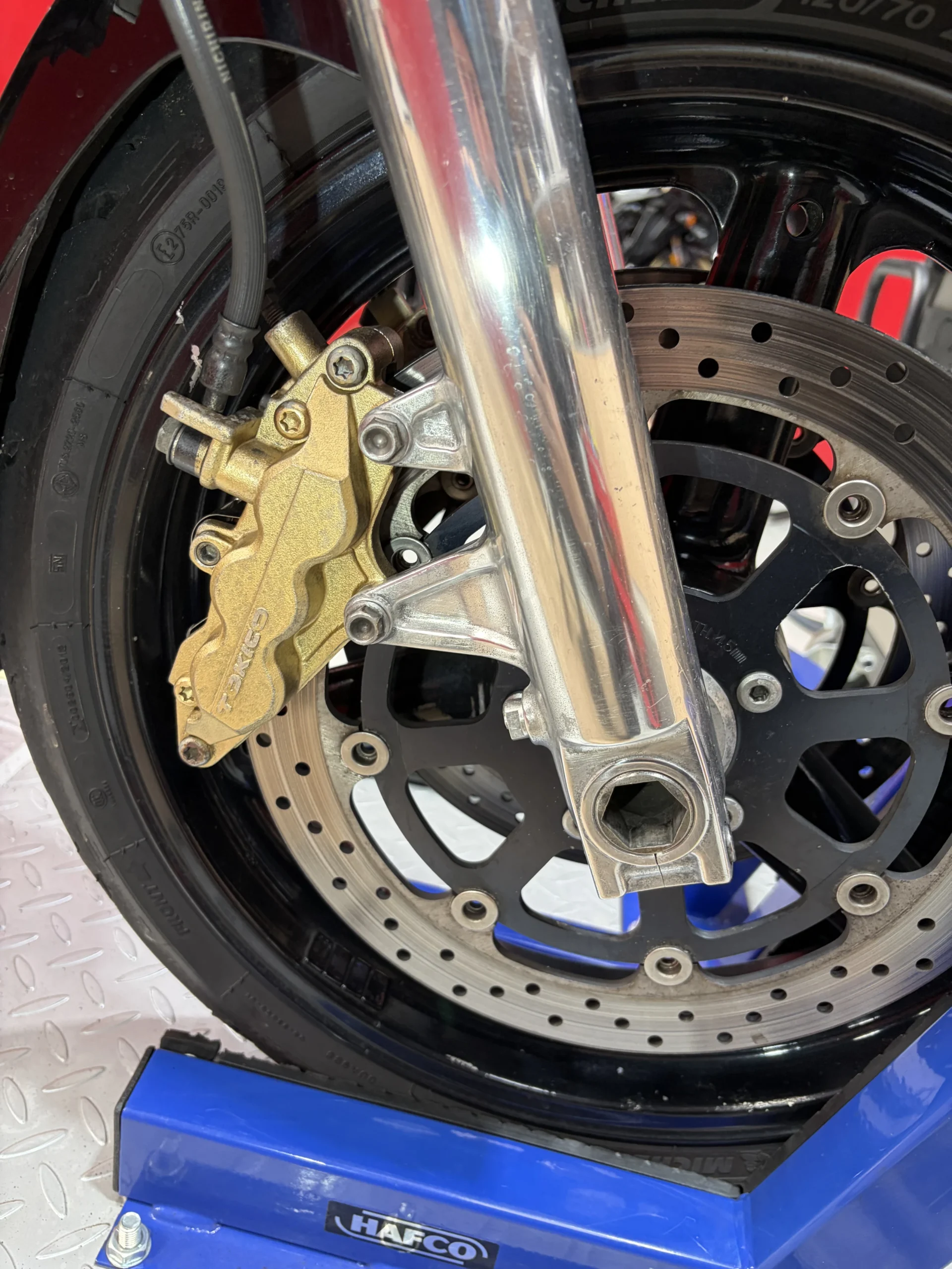 2007 Suzuki GSX1400 front wheel, caliper and fork after dry ice blasting, clean with finishes and decals intact