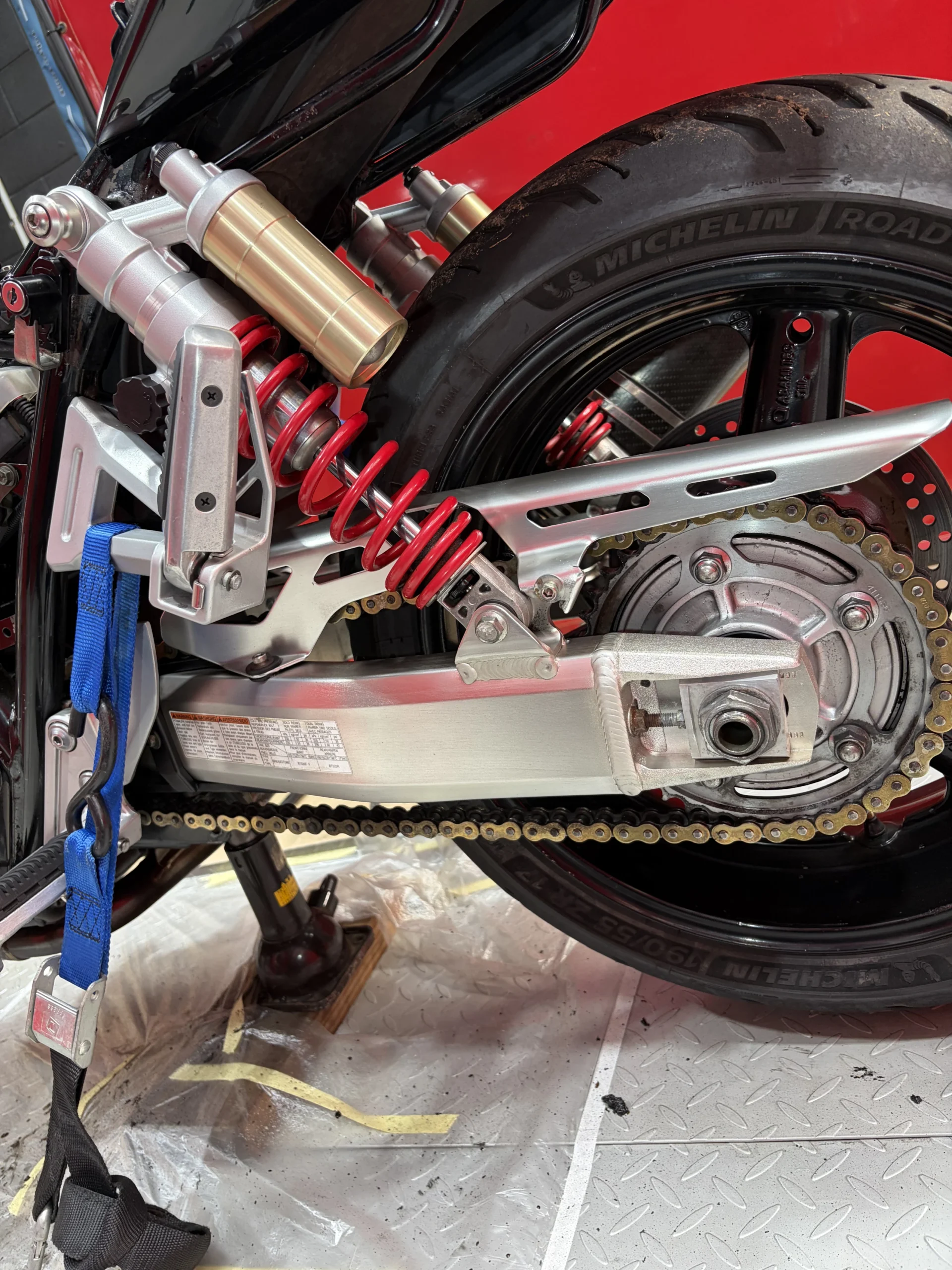 2007 Suzuki GSX1400 rear shock, swingarm and chain after dry ice blasting, clean with finishes and decals intact